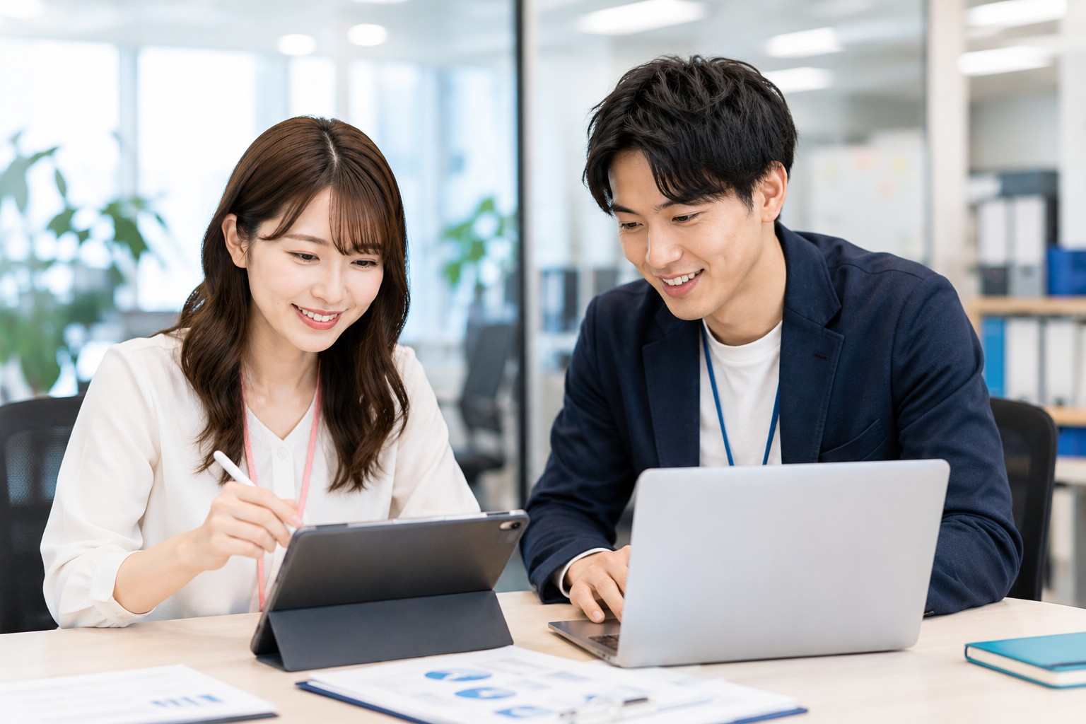 オフィスで万葉録を使う様子
